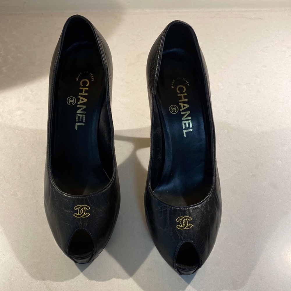 CHANEL CC Peep toe pump